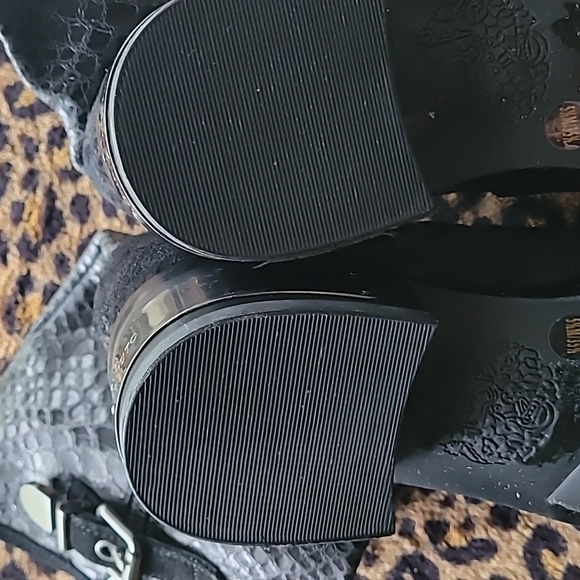 Vince Camuto black leather and suede boots. Size 5.5 - Picture 7 of 16